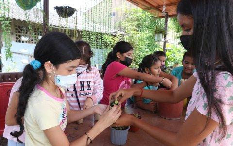 Los niños aprenden a plantar para replicar luego esas prácticas en casa.