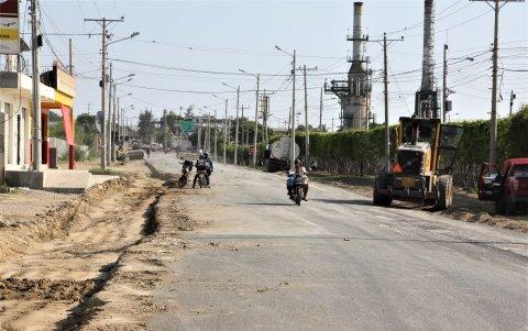 Los montículos de tierra preocupan a los vecinos y conductores.