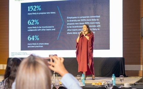 Conferencia en el evento ‘Somos diferentes’, organizado por Cervecería Nacional