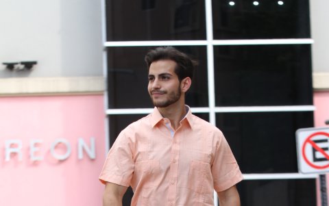 El diseño manga corta en tono pastel va bien con pantalón de gabardina para un look casual.