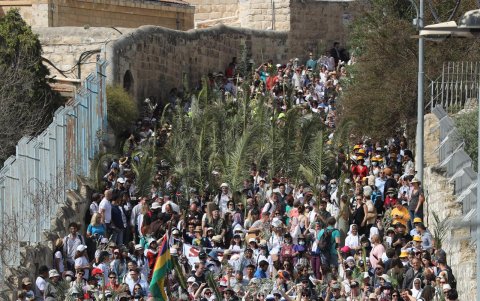 Bajo un fuerte calor y un sol radiante, bajaron lentamente por las laderas del Monte.