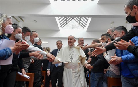 Francisco llegando al acto religioso del Jueves Santo.