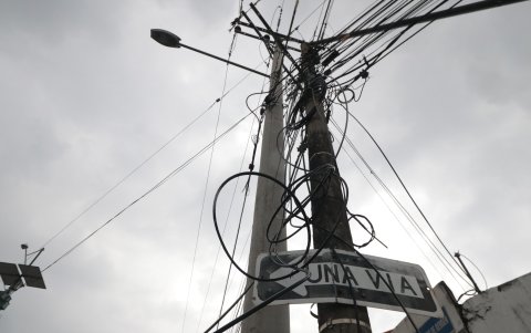 Algunos postes de alumbrado público lucen llenos de cables enredados