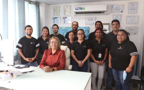 Negocio.- María Dolores Cobos, gerenta de Etyecu, negocio de asesoría aduanera y etiquetado, junto a parte de sus colaboradores.