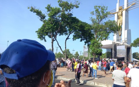 La gente empieza a llegar al santuario del cristo del consuelo en el Cine 2.