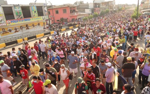 La procesión del Cristo del Consuelo pasa por el puente de la A.