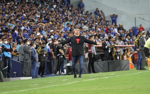 Ismael  Rescalvo, entrenador de Emelec, muestra su insatisfacción en un tramo del partido.