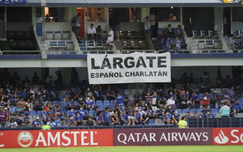 Una de las pancartas en el Capwell pidiendo la salida del entrenador azul.