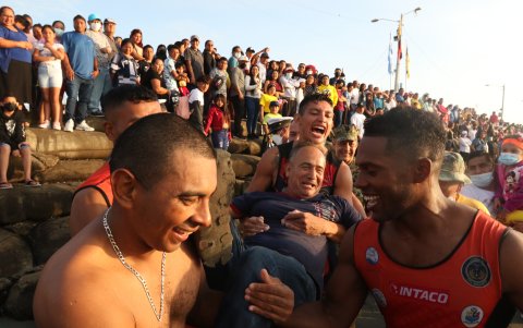 Los vencedores cargaron a su entrenador Peter Nielsen tras la victoria.