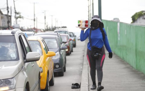 En las calles de Guayaquil, a diario, se los ve vendiendo todo tipo de bebidas. Un gran número se dedica a la informalidad.