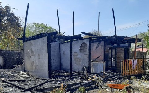 El negocio era de construcción mixta, lo que avivó el fuego.