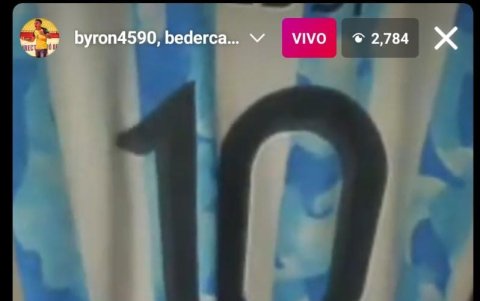 Byron Castillo indica la camiseta de Lionel Messi a Beder Caicedo en la charla que tuvieron vía Instagram.