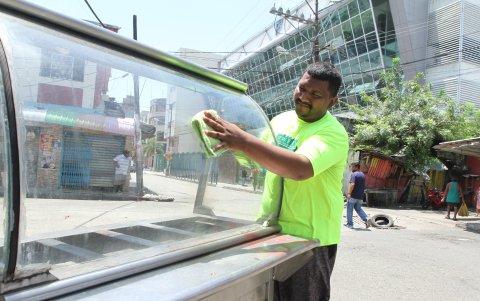 Preparativos. Luis Arana desempolva dos carretillas que tenía embodegadas desde marzo de 2020.