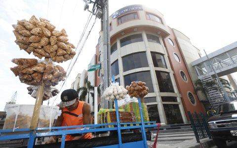 Perspectiva. Mario Benítez abriga la esperanza de recuperar a su clientela para ofrecerle una variedad de dulces.