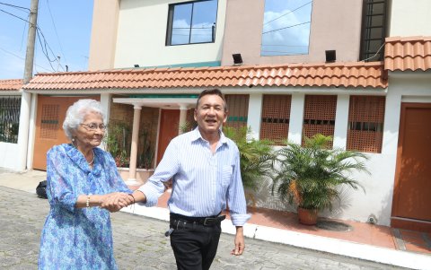 Familia. Mérida junto a su hijo Luis.