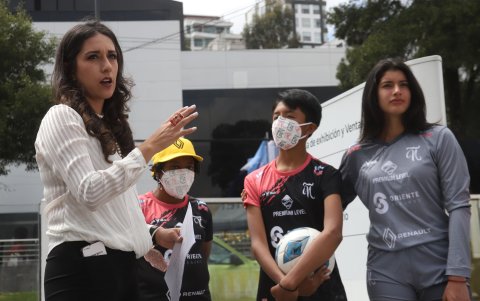 Fernanda Vásconez (i), presidenta de Ñañas, es la impulsora de esta iniciativa