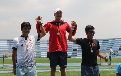 David Hurtado (c) se impuso en los 10.000 metros.