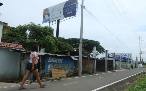 Irregularidades. Una valla con publicidad del Municipio clausurada.