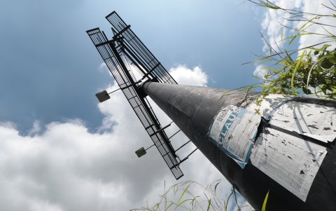 Irregularidad. Hay una valla, pasando el peaje sentido Cerecita-Guayaquil, que también tiene el sello de clausura, pero genera alarma, pues está cerca de tocar la calzada.