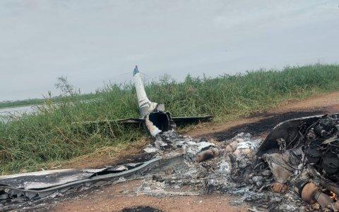 El aparato estaba completamente incinerado en su parte delantera. Se desconoce quien pilotaba la nave.