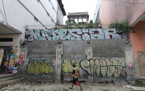 Casa Rosita. Está situada en las calles Colón, entre la avenida Quito y Pedro Moncayo. El bien no logra ya divisarse, hay garabatos en sus paredes externas y las internas prácticamente ya se han caído. 18/04/2022 Agencia (ag-extra)