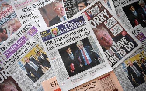 Londres. Diarios británicos destacan en sus portadas las fiestas en Downing Street durante la pandemia, en una fotografía de archivo.