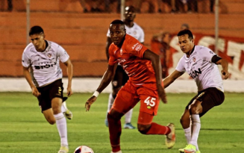 Kevin Mina juega de delantero y su actual equipo es Guabirá de la Primera División de Bolivia.