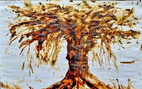 Esta obra la hizo usando café soluble en agua, mostaza y vegetales.