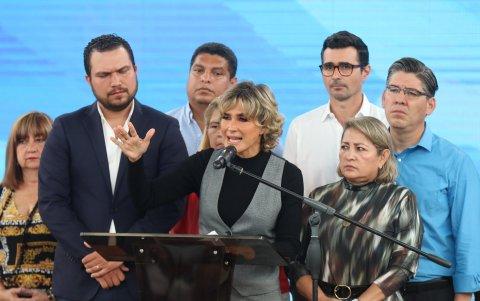 Viteri y los concejales durante el momento en el que dio su discurso.