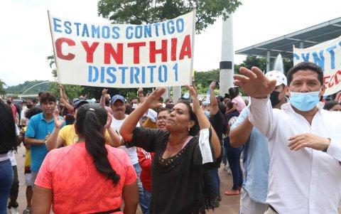 Hubo carteles dentro y fuera del salón donde se llevó a cabo la cita, en la plaza Rodolfo Baquerizo.
