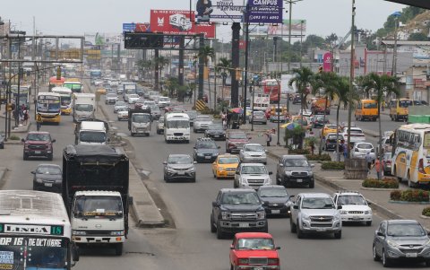 Avenida. Una de las vías más caóticas que ven los duraneños es la Nicolás Lapentti, por la que suben y bajan del puente de la Unidad Nacional y soporta el tráfico vehicular de otros cantones y provincias.