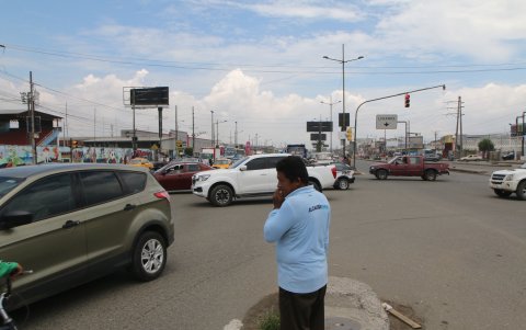 En algunos sectores del cantón Durán el tráfico no da tregua a los peatones para cruzar la vía con tranquilidad.