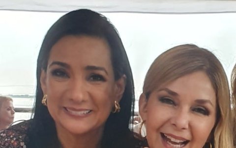 Con su amiga Tania Tinoco.