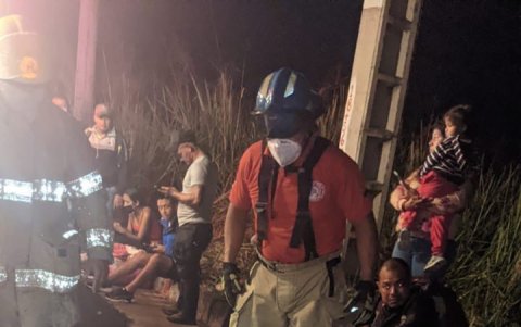 Paramédicos llegaron para dar los primeros auxilios a los afectados.