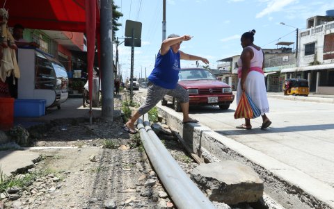 Piruetas. Así deben saltar quienes acuden a las tiendas del sector.