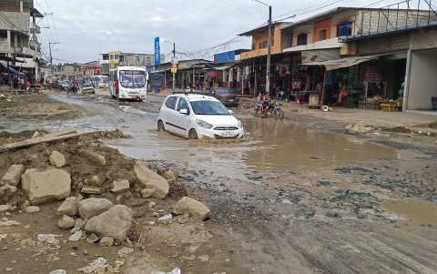 En la avenida Manuela Garaicoa (conocida como la Ladrillera o las Iguanas), la zona del mercado es la más afectada. Los comerciantes se quejan porque no concluyen la obra. En cada lluvia, el sitio se inunda.