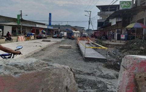 Parte de la calzada    y aceras de varios tramos que incluye los 3,2 km de    la rehabilitación de la Ladrillera, o las Iguanas, ya ha sido pavimentada. A los costados de la vía, la población sufre por el polvo.