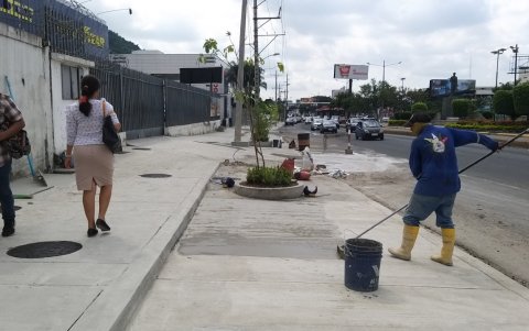 CARLOS JULIO. Cerca de 270 días de retraso tiene la ampliación de la avenida Carlos Julio Arosemena, que inició el 19 de febrero y debió estar terminada en junio de 2021. El incumplimiento no ha sido sancionado.