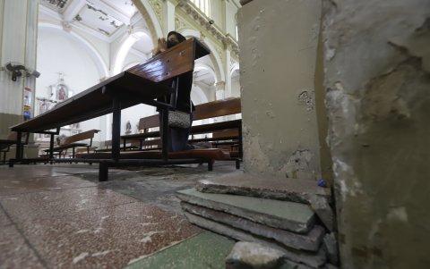 Daño. La humedad ha despegado ya varias baldosas y tiene afectados todos los pilares. Estos permanecen descascarados y con huecos grandes y pequeños.