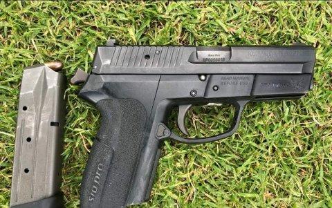 El arma de fuego asignada al Policía.