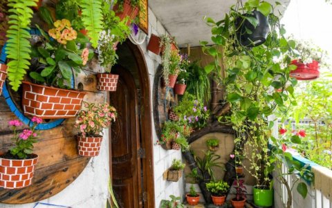 Las familias se esmeran por poner su balcón lo más bonito posible