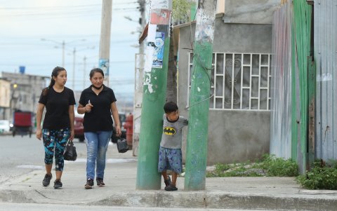La duplicidad de postes en algunos sectores ya ni siquiera llama la atención de los moradores.