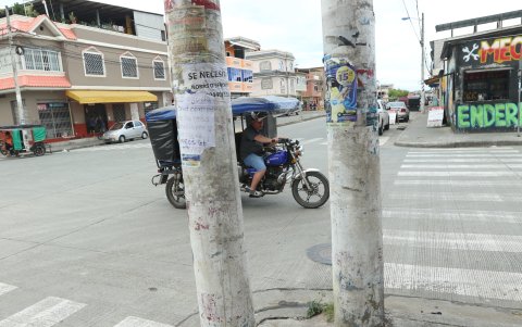 En algunas esquinas los postes no dejan mucho espacio para el tránsito peatonal..