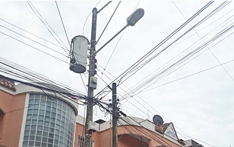 Entre las manzanas 124 y 125, los moradores señalan que optan por amarrar los cables que llegan hasta la calle, en esa peatonal.