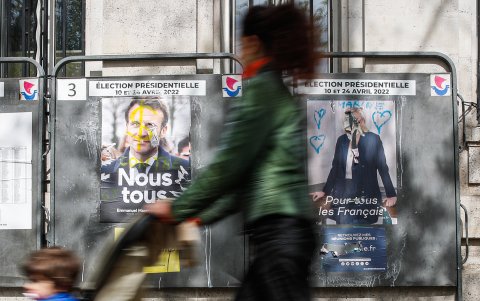 París. Carteles de Macron y Le Pen en Paris, en foto reciente.