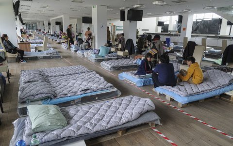 Lviv. Refugiados de diferentes lugares de Ucrania viven en un estadio en esta ciudad occidental de este país.