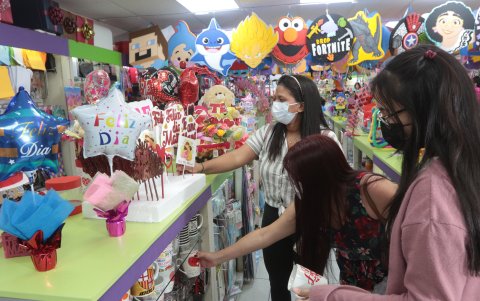 Detalles. En Fantasías del Conquistador hay regalos desde $ 2 para la madre, abuela o tía.