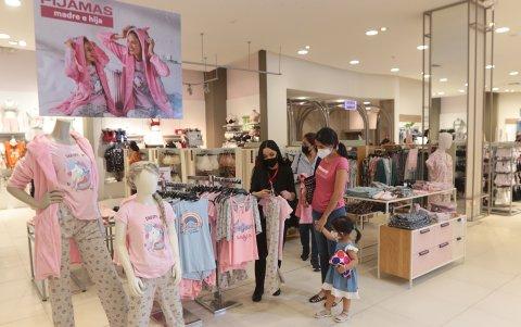 Autorregalo. Carolina Santos planifica una pijamada con sus hijos.