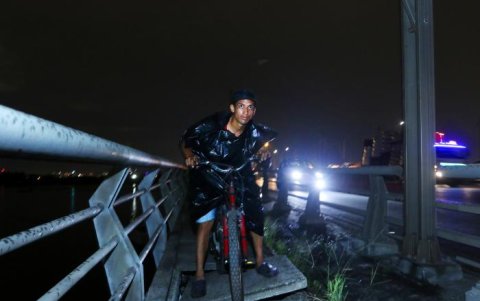 Las personas transitan con miedo por el puente