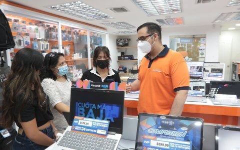 Tecnología.- Hay madres que prefieren de regalo una computadora o un celular.